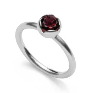 925/- Ring matt., Granat 0,83ct